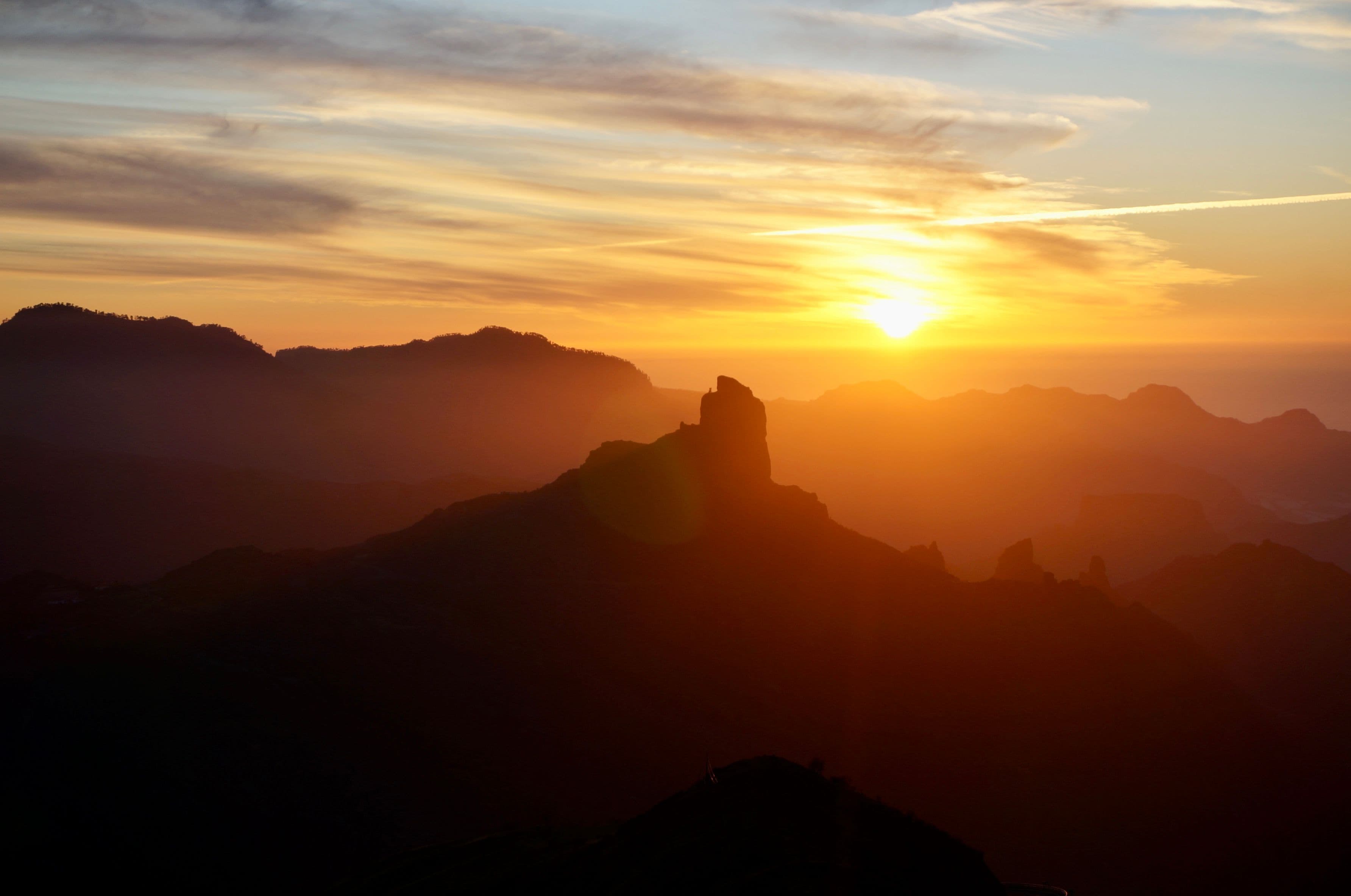 La silhouette du Roque Nublo devant le soleil couchant