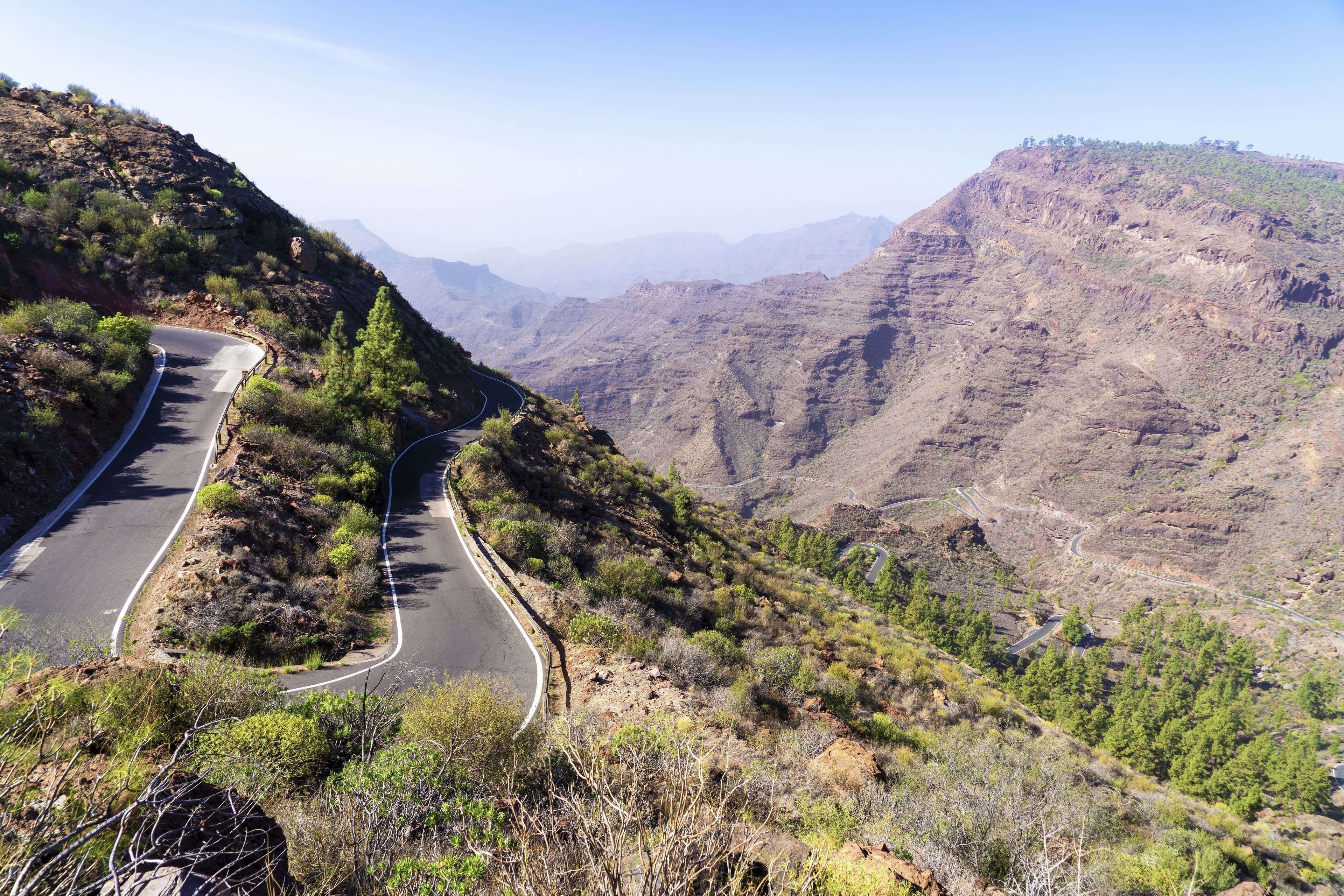 Une route de montagne en lacets à Gran Canaria, vue d'en haut