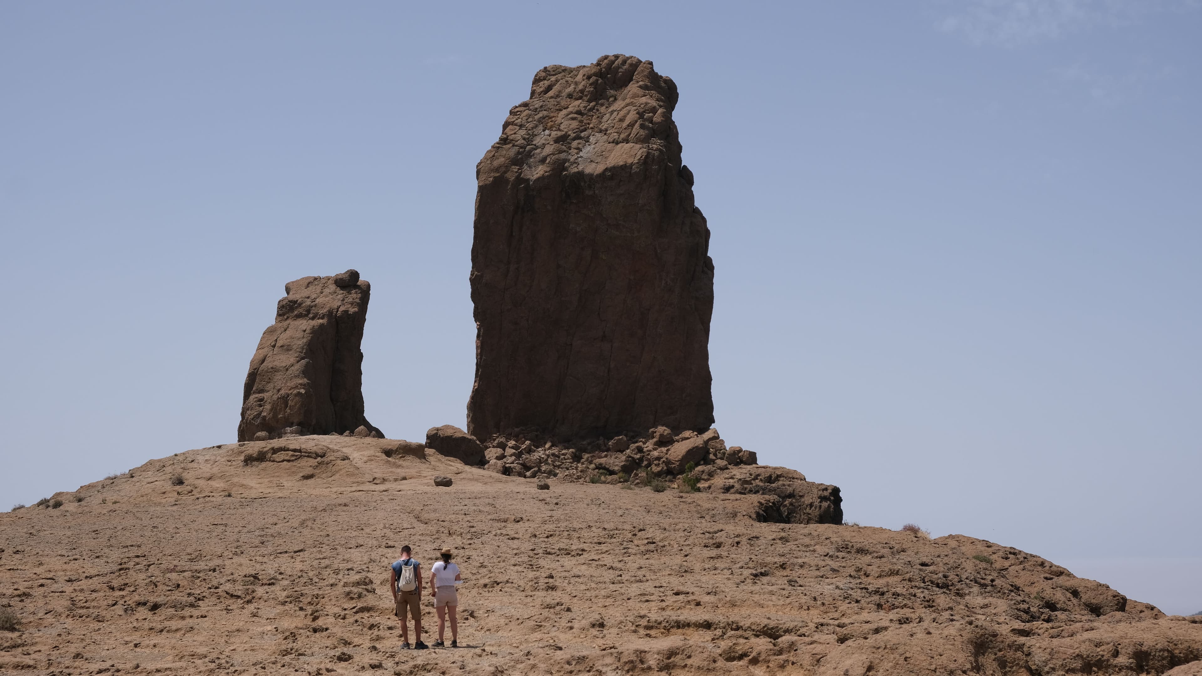 Deux randonneurs au pied du monolithe du Roque Nublo